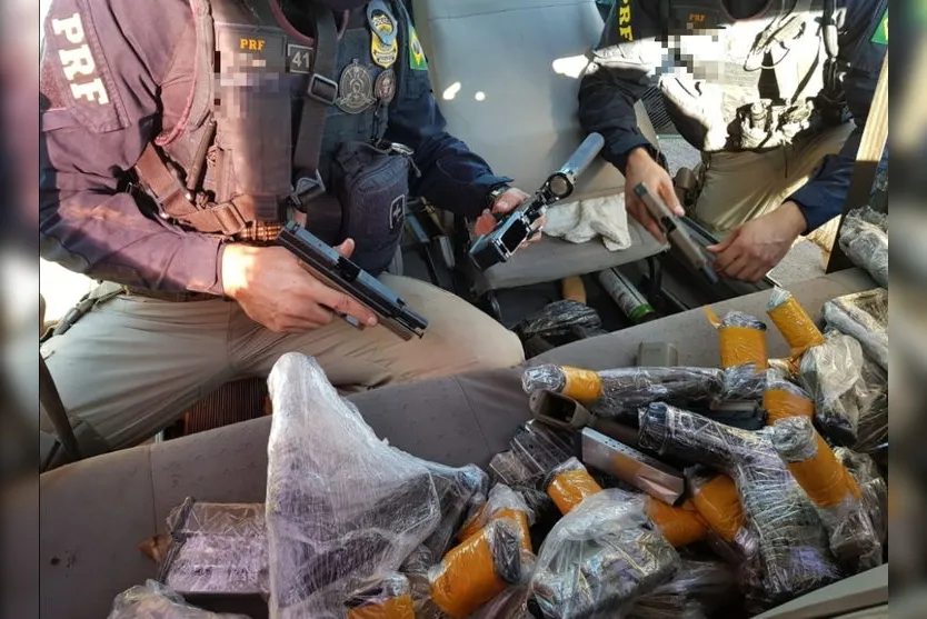 PRF apreende 31 pistolas e dois fuzis na região oeste do Paraná; veja