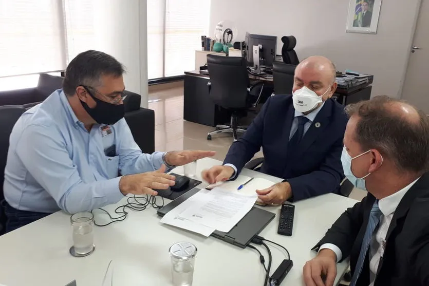 Paraná defende antecipação da vacinação para professores