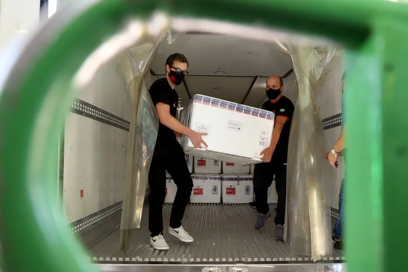 Paraná recebe mais 242 mil doses de vacina nesta quinta (6)