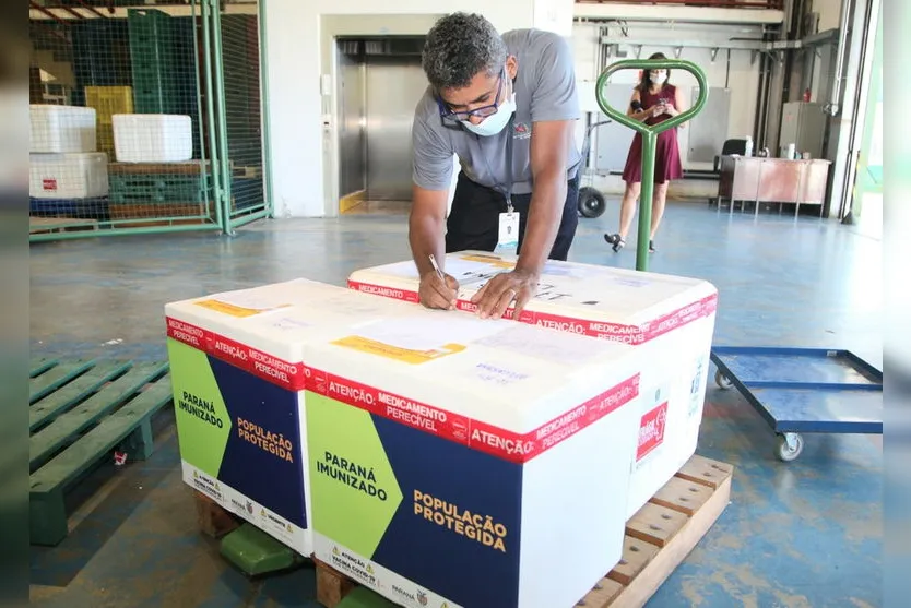 Paraná recebe mais 242 mil doses de vacina nesta quinta (6)