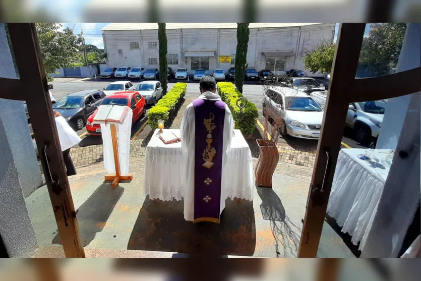 Paróquia realiza missas drive-in e reúne muitos fiéis