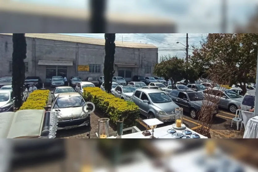 Paróquia realiza missas drive-in e reúne muitos fiéis