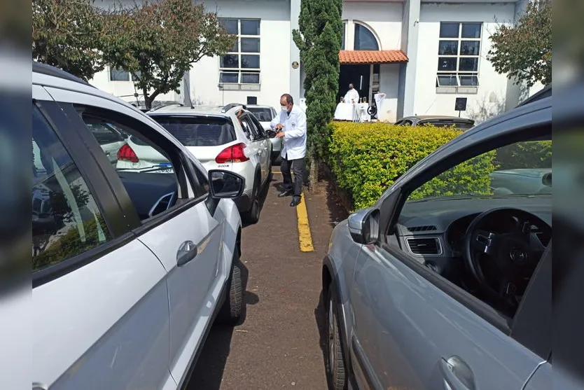 Paróquia realiza missas drive-in e reúne muitos fiéis