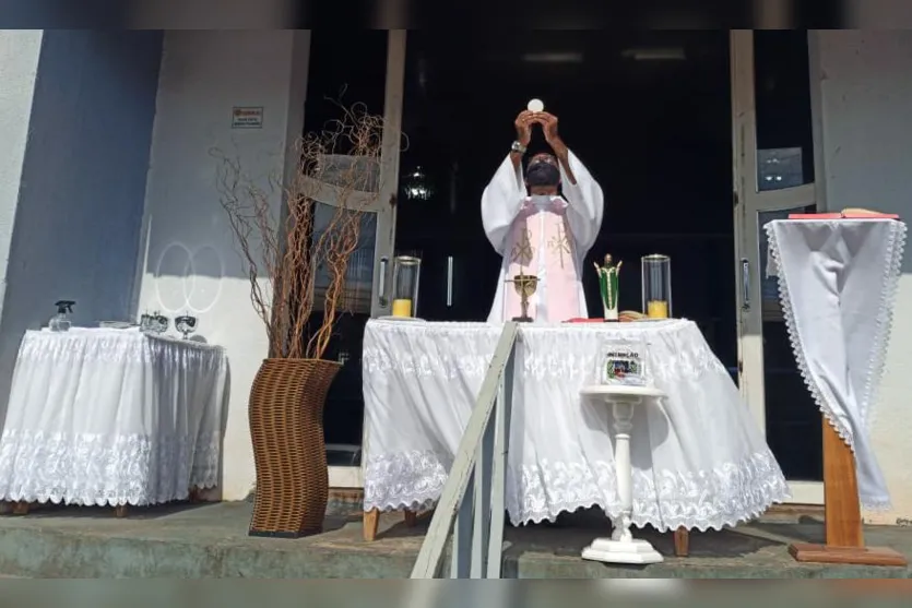 Paróquia realiza missas drive-in e reúne muitos fiéis