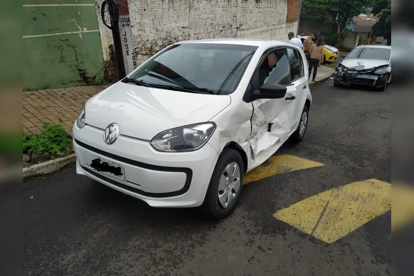 Passageira fica ferida após acidente entre dois carros; veja