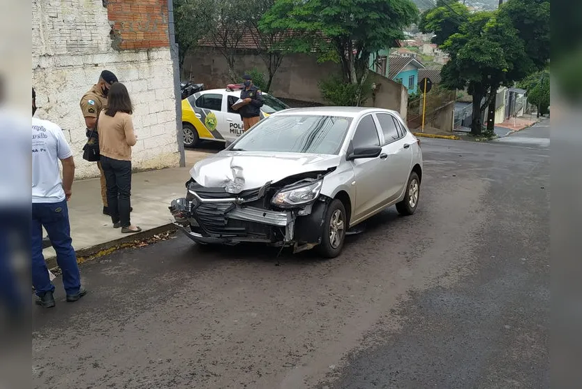 Passageira fica ferida após acidente entre dois carros; veja