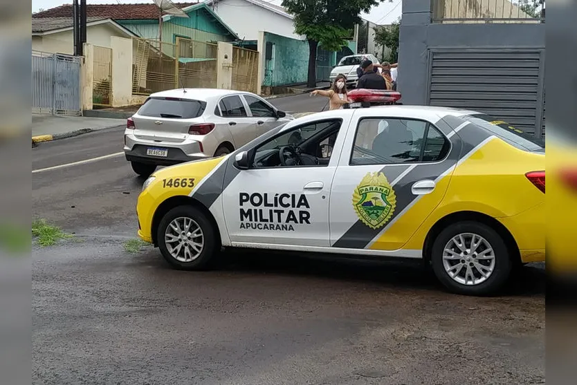 Passageira fica ferida após acidente entre dois carros; veja