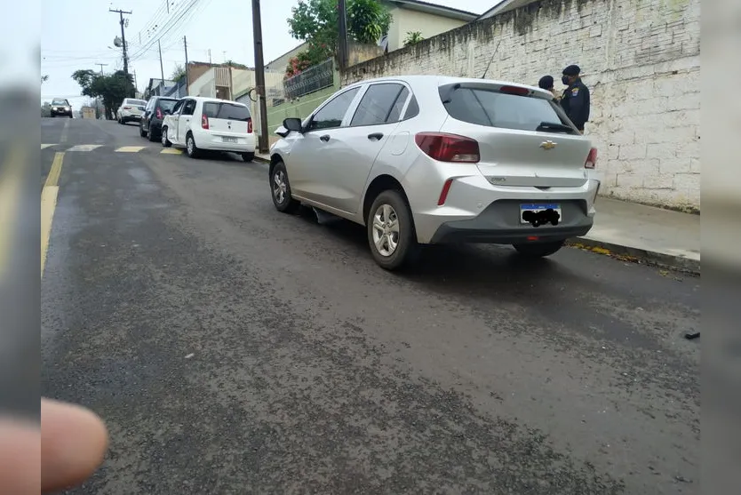 Passageira fica ferida após acidente entre dois carros; veja