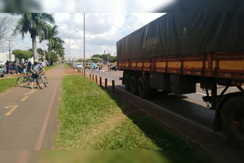 Pedestre morre após ser atropelado por carreta em Arapongas