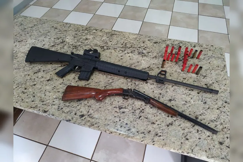 Polícia Civil apreende réplica de fuzil e espingarda