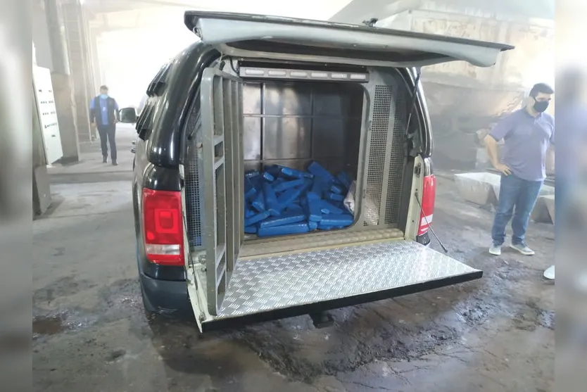 Polícia Civil incinera drogas e camisetas piratas