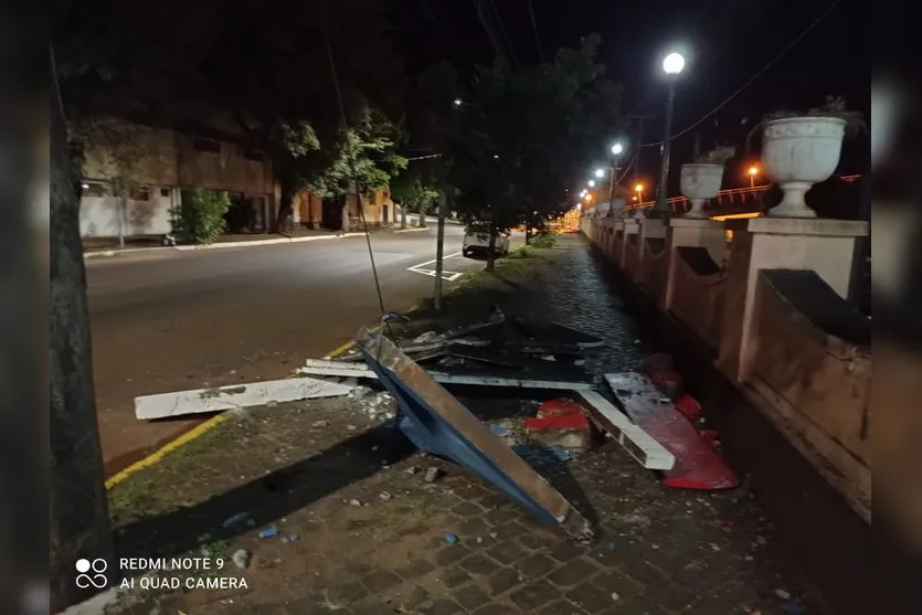 Ponto de ônibus fica destruído após batida de carro