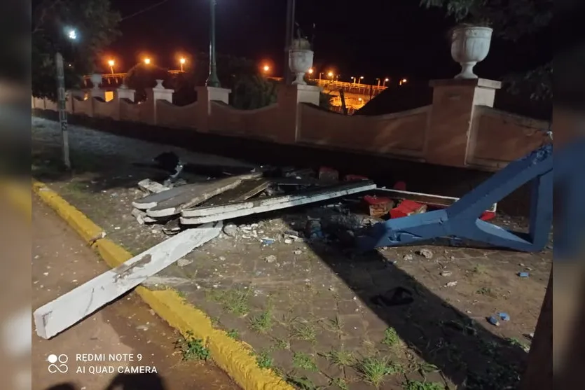 Ponto de ônibus fica destruído após batida de carro