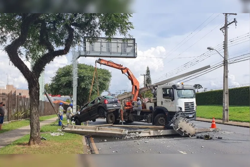 Poste cai em cima de carro; motorista sai ileso