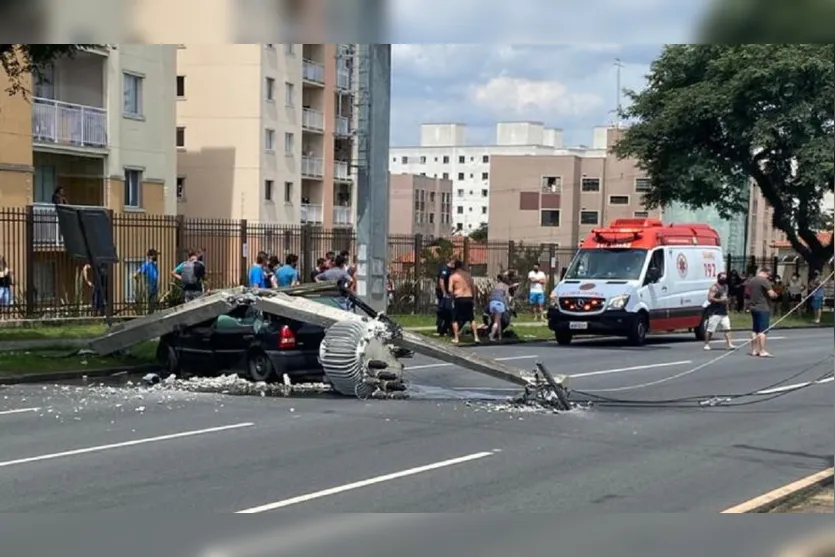 Poste cai em cima de carro; motorista sai ileso