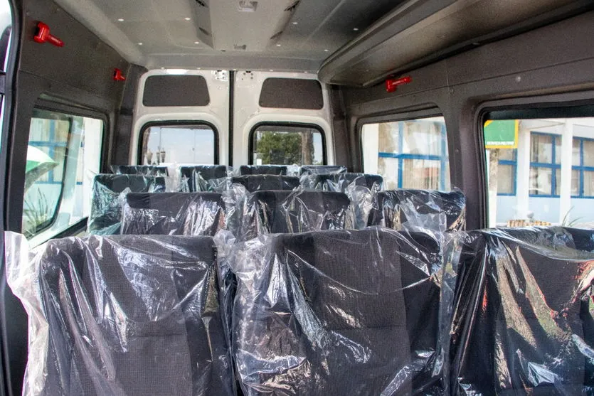 Prefeitura de Jardim Alegre adquire Van para rede de ensino