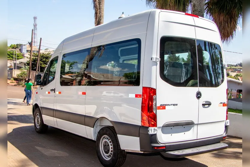 Prefeitura de Jardim Alegre adquire Van para rede de ensino