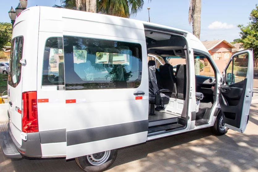 Prefeitura de Jardim Alegre adquire Van para rede de ensino