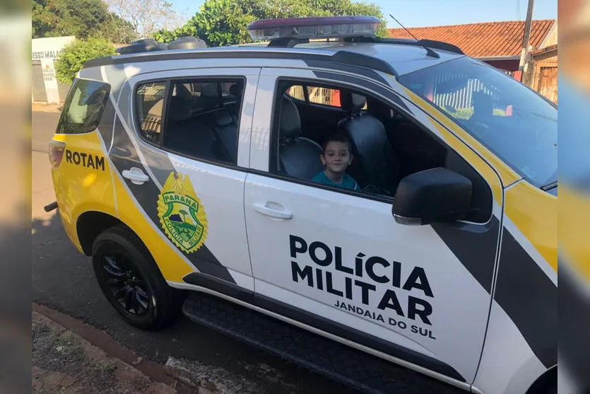 Presente de aniversário: menino recebe visita de policiais