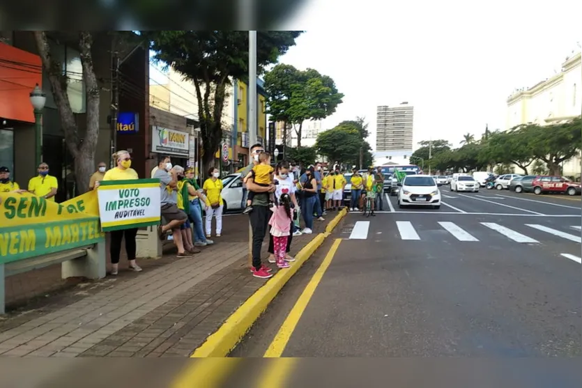 Protesto pró-Bolsonaro movimenta o centro de Apucarana; veja