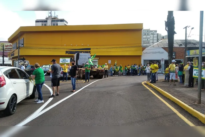 Protesto pró-Bolsonaro movimenta o centro de Apucarana; veja