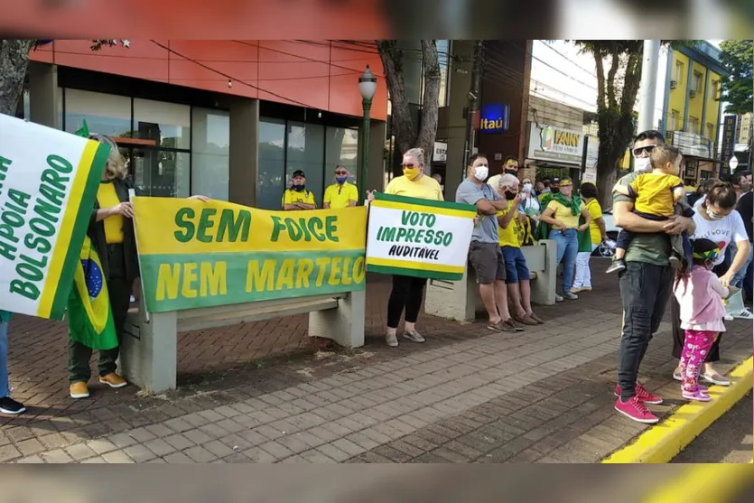 Protesto pró-Bolsonaro movimenta o centro de Apucarana; veja