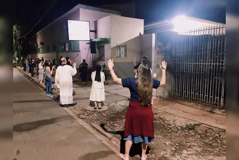 Religiosos oram em frente aos hospitais de Arapongas