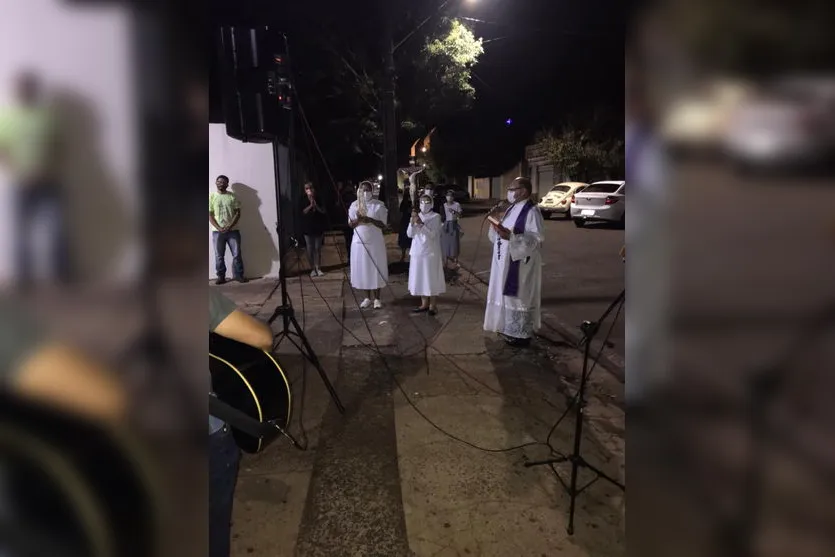 Religiosos oram em frente aos hospitais de Arapongas