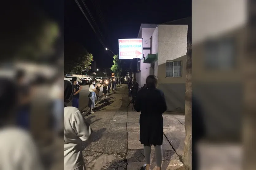 Religiosos oram em frente aos hospitais de Arapongas