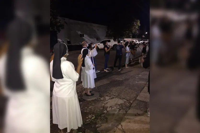 Religiosos oram em frente aos hospitais de Arapongas