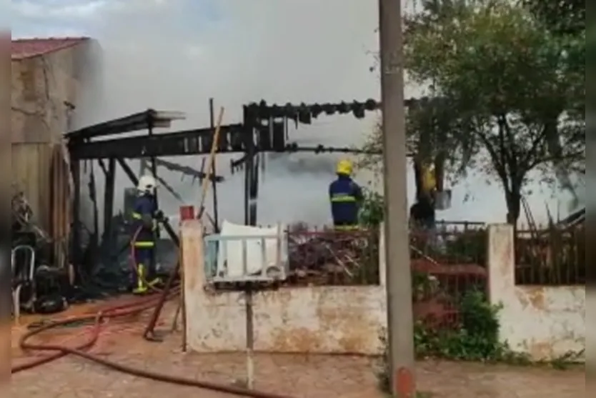 Residência com 20 cães fica destruída após incêndio