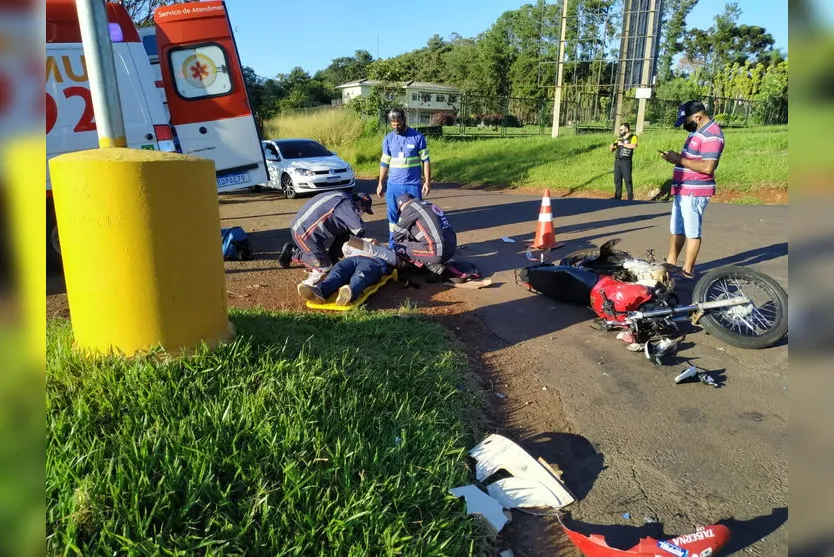 SAMU socorre motociclista ferido em acidente com caminhão