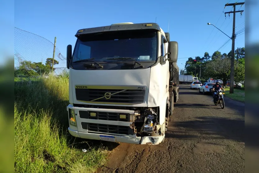 SAMU socorre motociclista ferido em acidente com caminhão