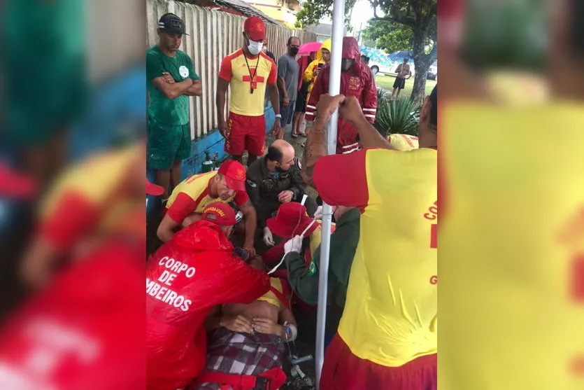 Salva-vidas são atingidos por raio em praia do Paraná