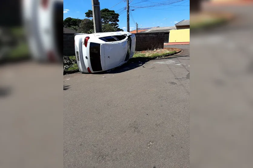 Susto: Veículo tomba no Jardim Ponta Grossa