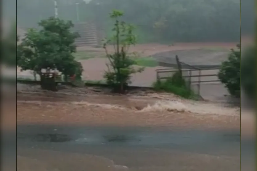 Temporal alaga parque e causa estragos em Arapongas