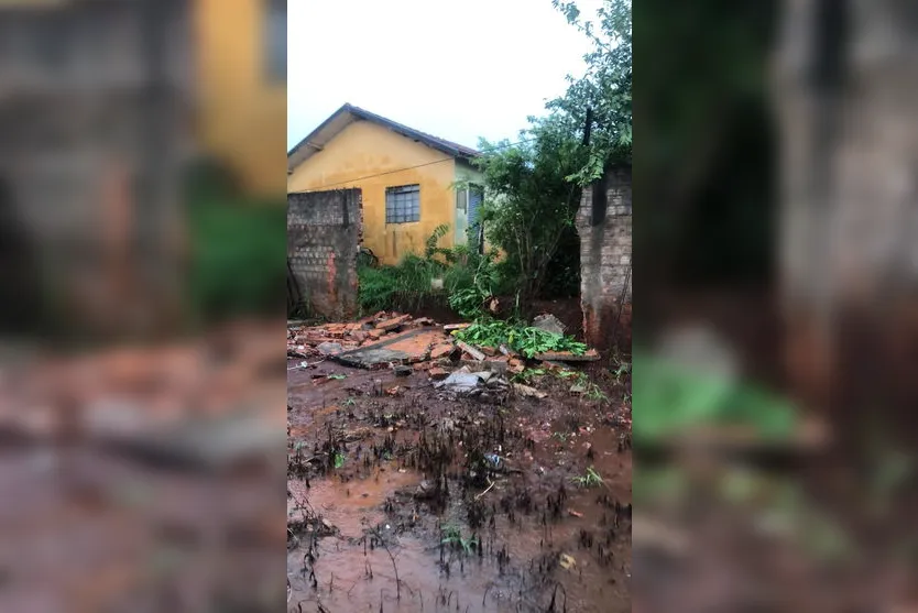 Temporal alaga parque e causa estragos em Arapongas