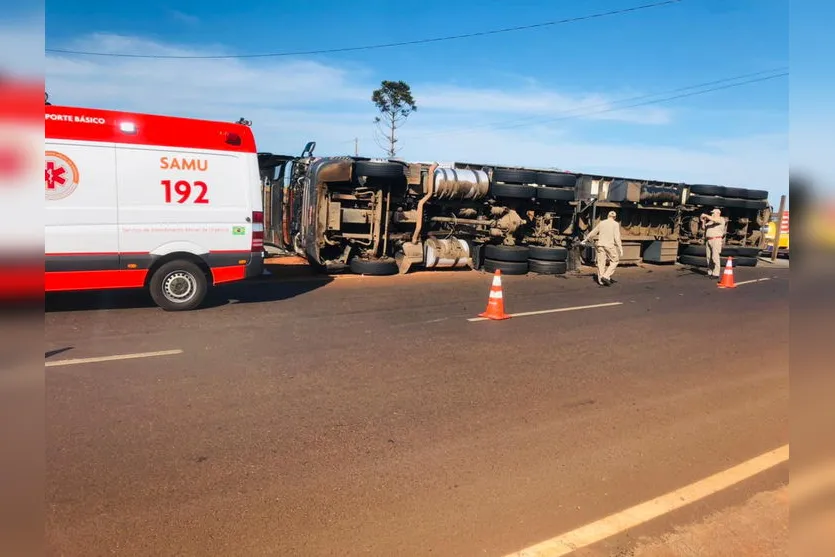 Tombamento de caminhão deixa uma mulher ferida na PR 218