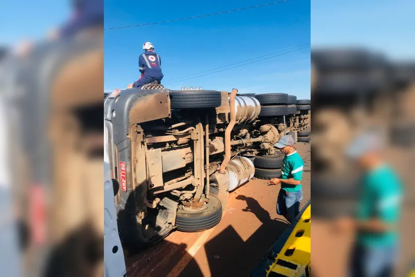 Tombamento de caminhão deixa uma mulher ferida na PR 218