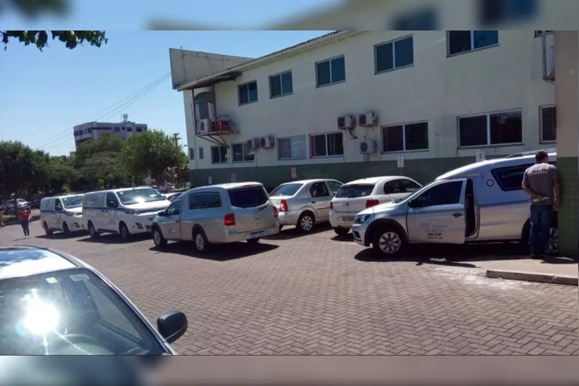 Veículos funerários formam fila para retirada de corpos em hospital