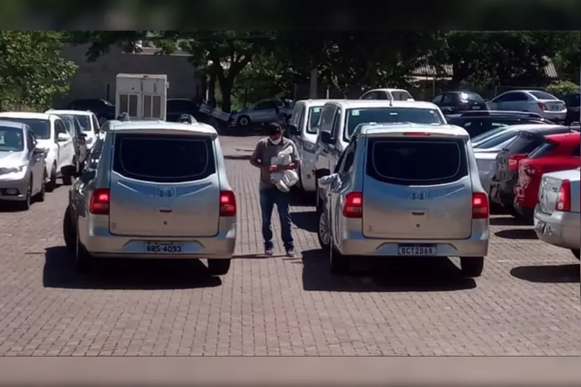 Veículos funerários formam fila para retirada de corpos em hospital