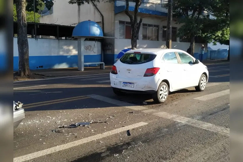 Acidente entre 3 veículos em Apucarana deixa um ferido