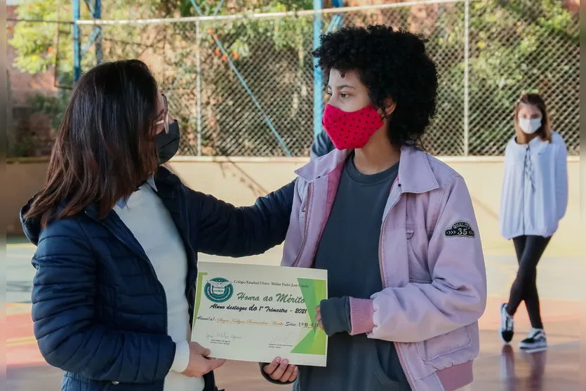 Alunos do colégio Padre José Canale recebem premiação