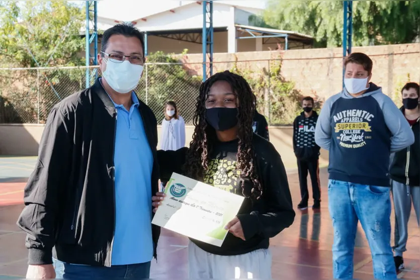 Alunos do colégio Padre José Canale recebem premiação
