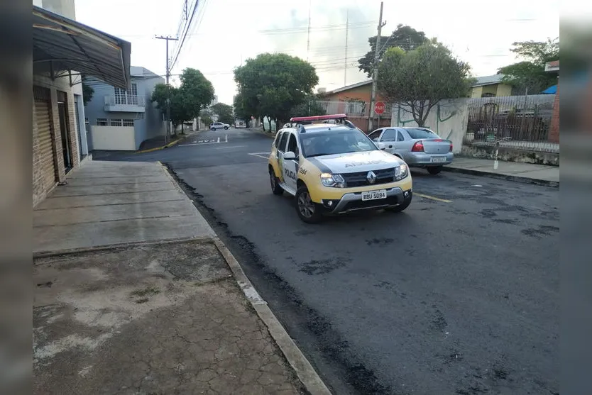 Após roubo, ladrão abandona chinelos e foge descalço