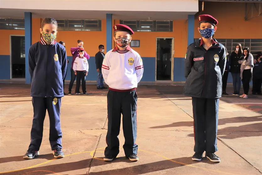 Arapongas entrega uniformes em escola cívico-militar
