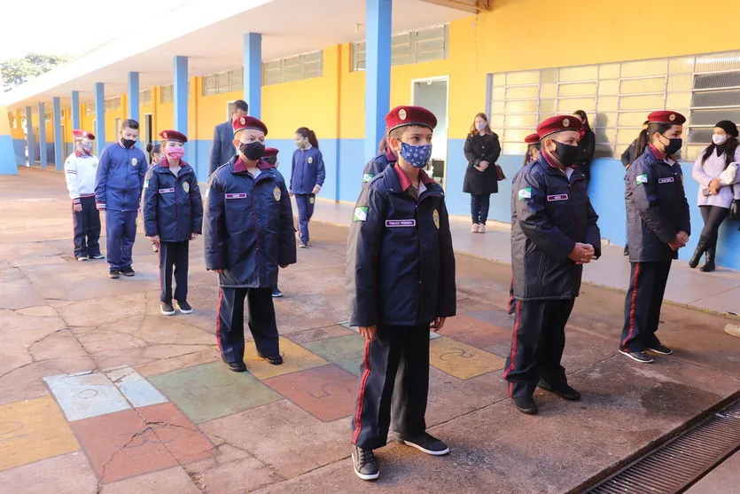 Arapongas entrega uniformes em escola cívico-militar