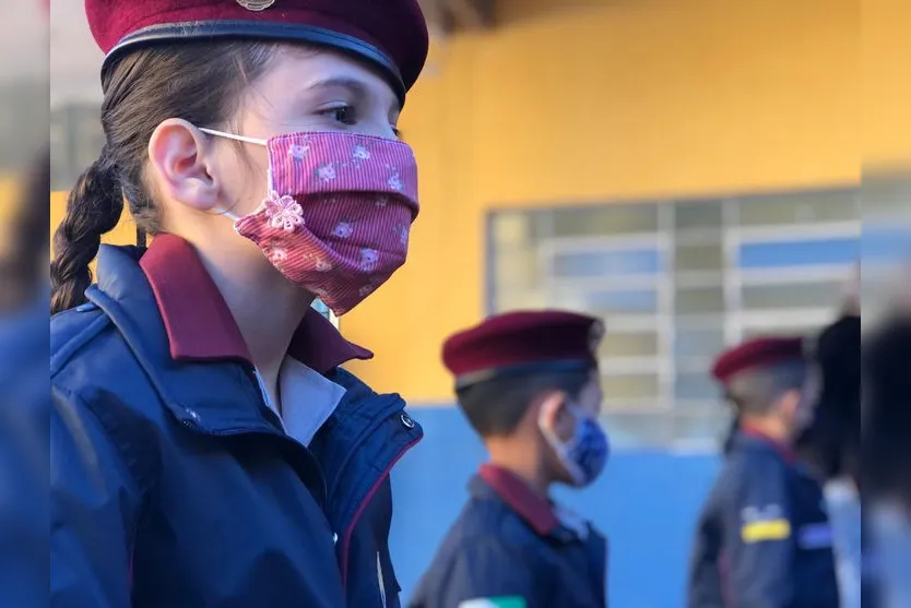 Arapongas entrega uniformes em escola cívico-militar