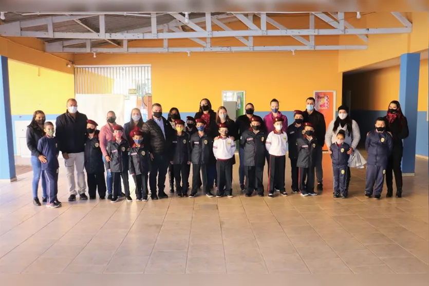 Arapongas entrega uniformes em escola cívico-militar