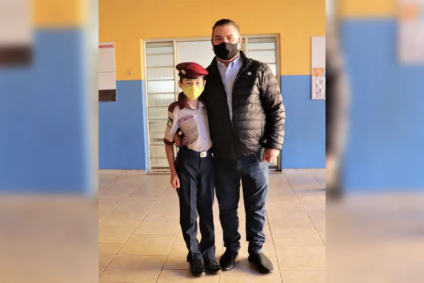 Arapongas entrega uniformes em escola cívico-militar